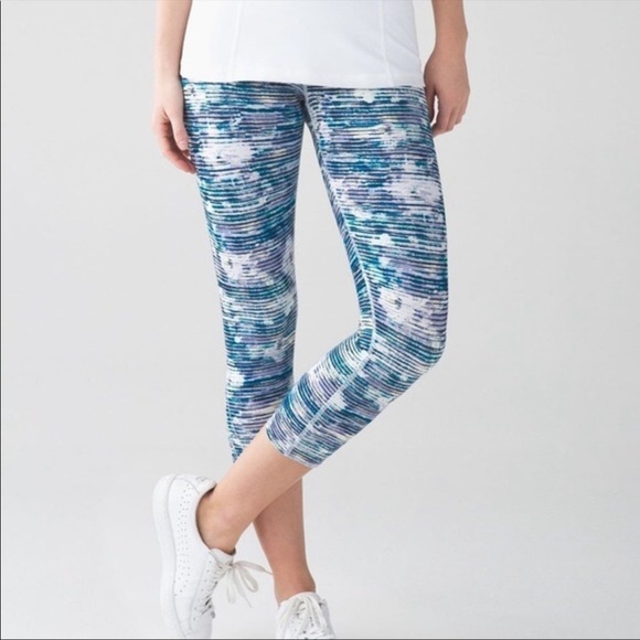 Lululemon Inspire Crop II Leggings Blurry Belle Blue Size 6 Midrise Luxtreme EUC - Picture 10 of 10